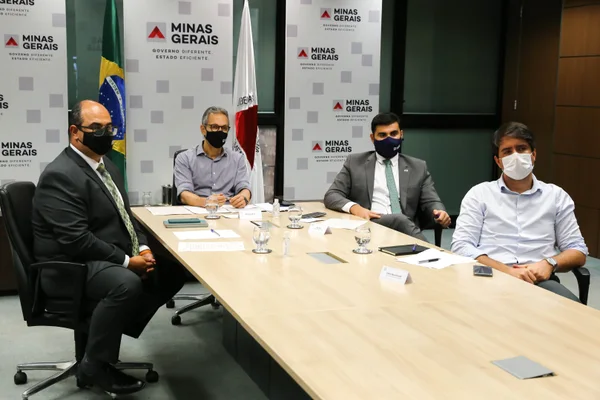 Reunião com Associação Mineira de Municípios e prefeitos mineiros