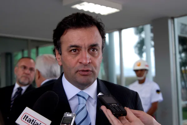 Aécio Neves falou à imprensa após se encontrar com o ministro da Defesa
