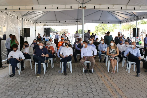 Governador anuncia a pavimentação de 73 quilômetros da MG-402, no Norte de Minas