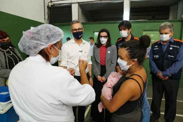 Zema acompanhou vacinação contra covid-19 em Juiz de Fora