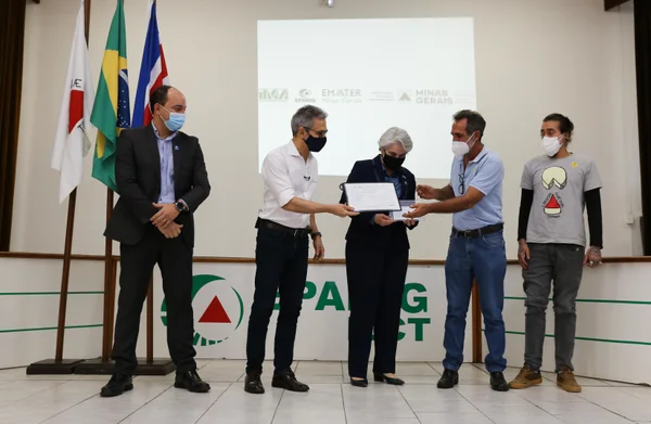 Entrega de primeiro registro a queijaria da “Serras da Ibitipoca”