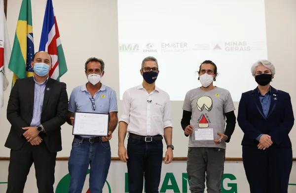 Entrega de primeiro registro a queijaria da “Serras da Ibitipoca”