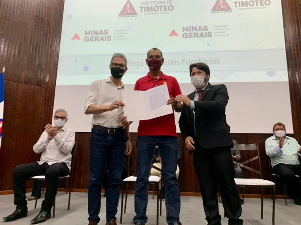 Em Timóteo, Zema participa de inauguração de UBS e entrega títulos de regularização fundiária