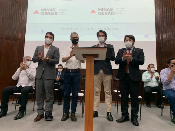 Em Timóteo, Zema participa de inauguração de UBS e entrega títulos de regularização fundiária