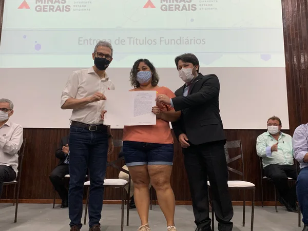 Em Timóteo, Zema participa de inauguração de UBS e entrega títulos de regularização fundiária