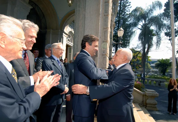 Aécio Neves recepcionou o ex-governador Rondon Pacheco na chegada ao Palácio da Liberdade