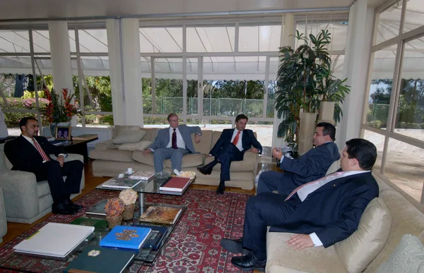 O governador Aécio Neves recebeu os deputados no Palácio das Mangabeiras