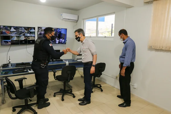 Visita à central de monitoramento da prefeitura de Pedra Azul