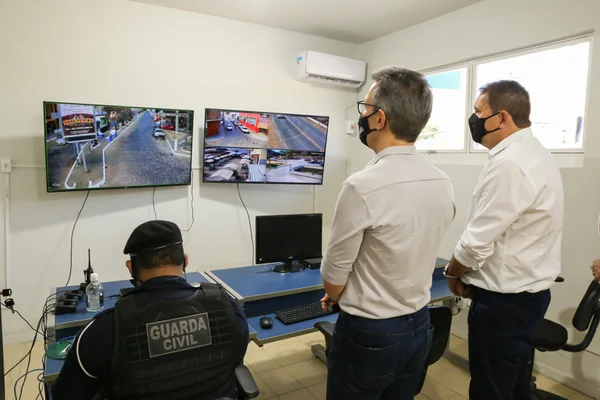 Visita à central de monitoramento da prefeitura de Pedra Azul