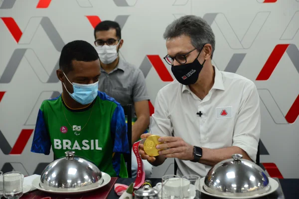Romeu Zema recebe atletas mineiros olímpicos e paraolímpicos