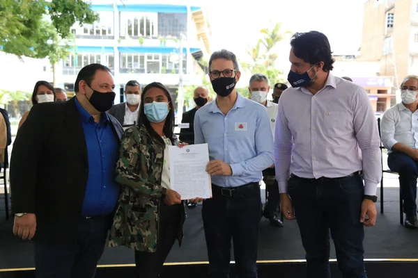 Entrega de Títulos de Regularização Fundiária Urbana em Barroso, no Campo das Vertentes