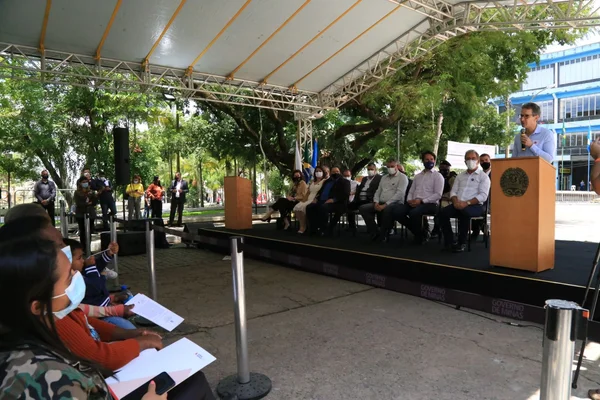 Entrega de Títulos de Regularização Fundiária Urbana em Barroso, no Campo das Vertentes