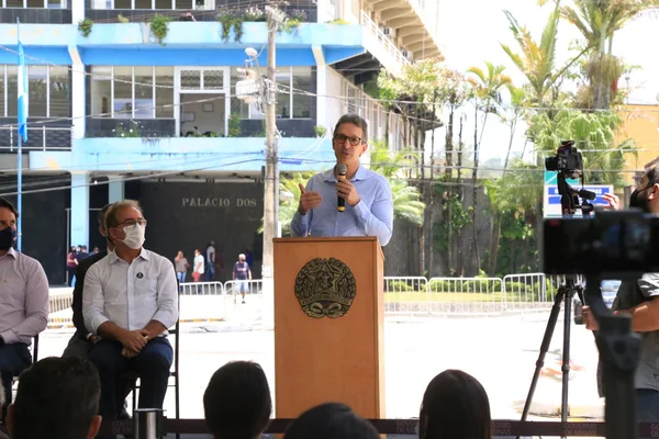 Entrega de Títulos de Regularização Fundiária Urbana em Barroso, no Campo das Vertentes