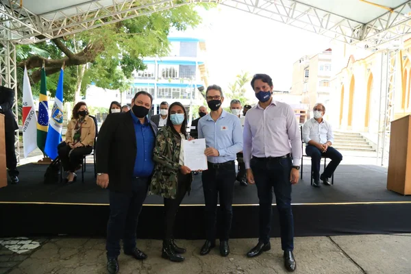 Entrega de Títulos de Regularização Fundiária Urbana em Barroso, no Campo das Vertentes