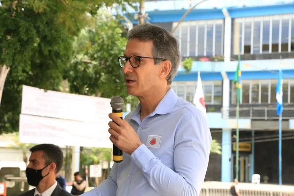 Entrega de Títulos de Regularização Fundiária Urbana em Barroso, no Campo das Vertentes