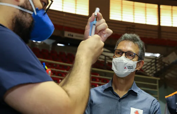 Romeu Zema acompanha vacinação contra covid-19 na Arena Sabiazinho, em Uberlândia