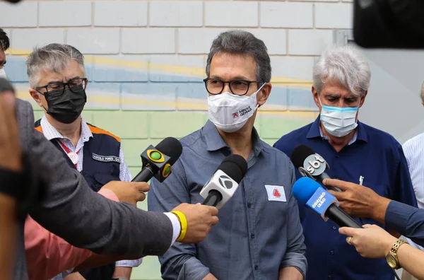 Romeu Zema acompanha vacinação contra covid-19 na Arena Sabiazinho, em Uberlândia