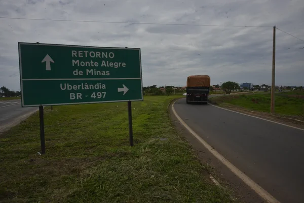 Governador detalha obras de recuperação na MGC-497, entre Uberlândia e Prata