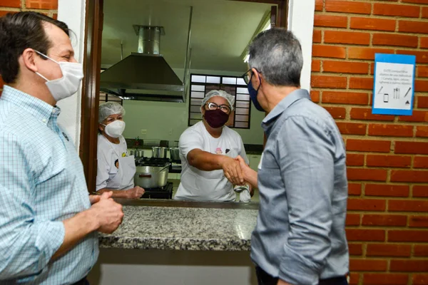 Entrega de kits da Defesa Civil e repasse para construção do heliponto anexo ao Hospital das Clínicas