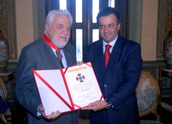 O governador Aécio Neves condecorou o presidente da ABL, Cícero Sandroni, no Palácio da Liberdade