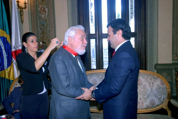 Cícero Sandroni, da ABL, recebe a Medalha da Inconfidência