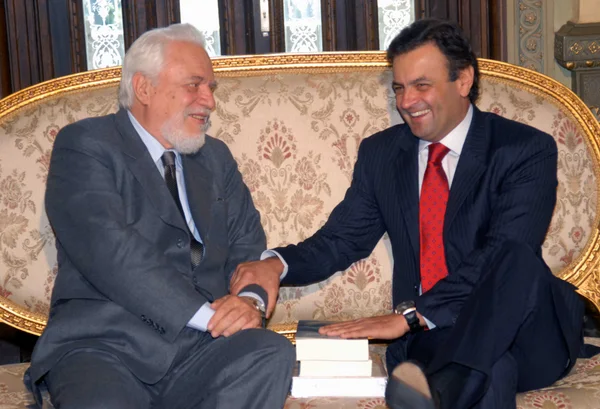 O governador Aécio Neves e o presidente da ABL, Cícero Sandroni