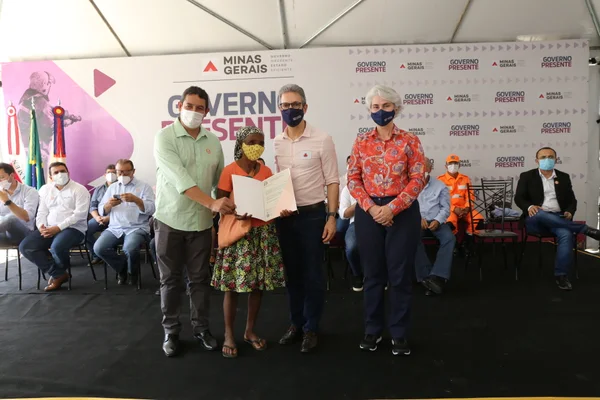 Governador entrega títulos de propriedade rural em Rio Pardo de Minas, no Norte do estado