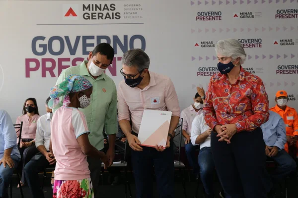 Governador entrega títulos de propriedade rural em Rio Pardo de Minas, no Norte do estado