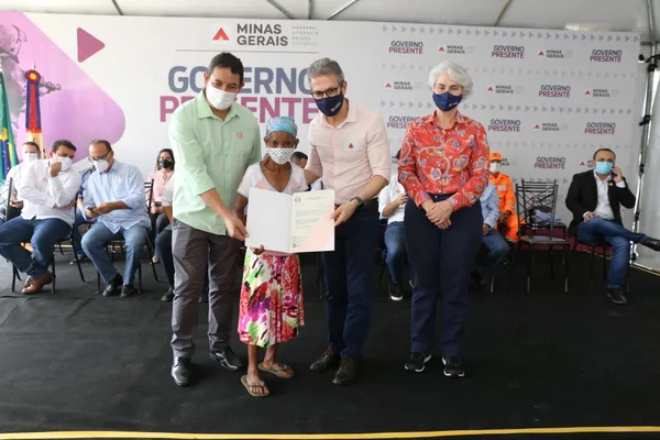 Governador entrega títulos de propriedade rural em Rio Pardo de Minas, no Norte do estado