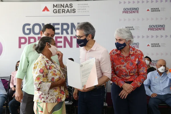 Governador entrega títulos de propriedade rural em Rio Pardo de Minas, no Norte do estado
