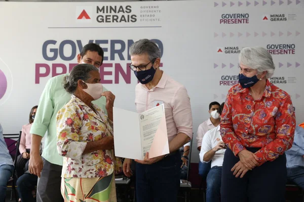 Governador entrega títulos de propriedade rural em Rio Pardo de Minas, no Norte do estado
