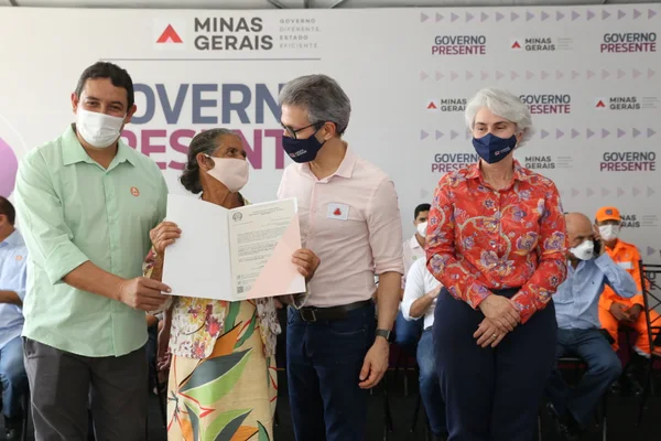 Governador entrega títulos de propriedade rural em Rio Pardo de Minas, no Norte do estado