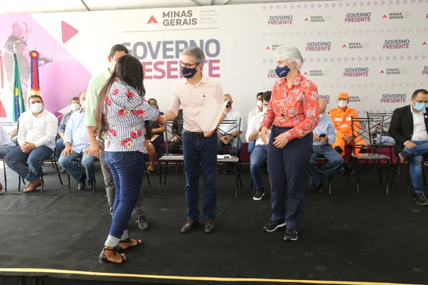 Governador entrega títulos de propriedade rural em Rio Pardo de Minas, no Norte do estado