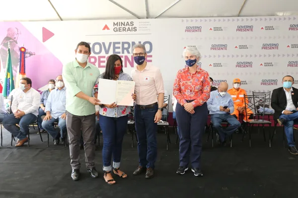 Governador entrega títulos de propriedade rural em Rio Pardo de Minas, no Norte do estado