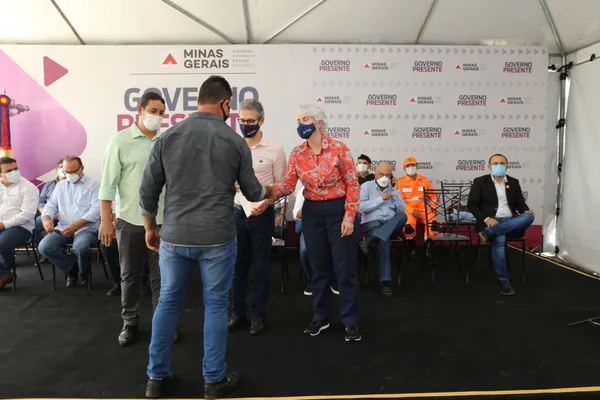 Governador entrega títulos de propriedade rural em Rio Pardo de Minas, no Norte do estado