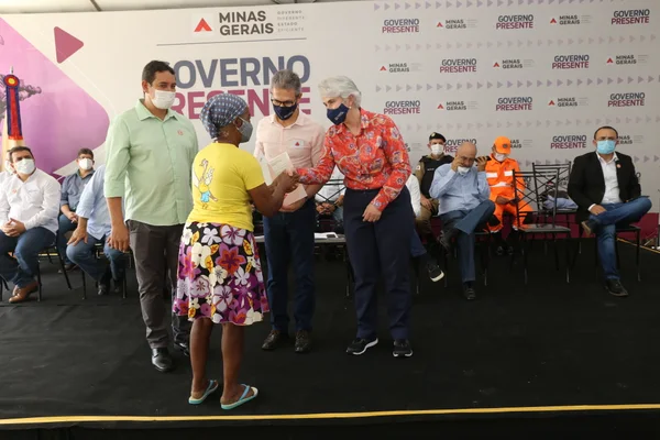 Governador entrega títulos de propriedade rural em Rio Pardo de Minas, no Norte do estado