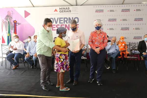 Governador entrega títulos de propriedade rural em Rio Pardo de Minas, no Norte do estado