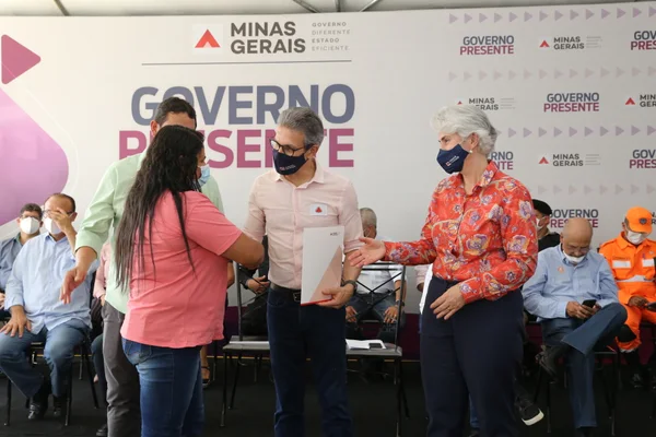 Governador entrega títulos de propriedade rural em Rio Pardo de Minas, no Norte do estado
