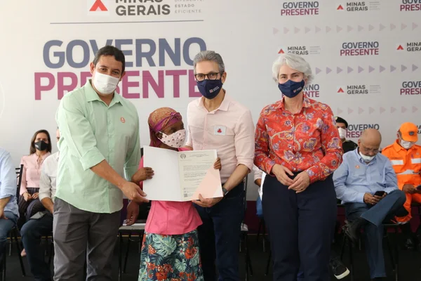 Governador entrega títulos de propriedade rural em Rio Pardo de Minas, no Norte do estado