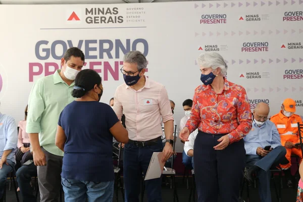 Governador entrega títulos de propriedade rural em Rio Pardo de Minas, no Norte do estado