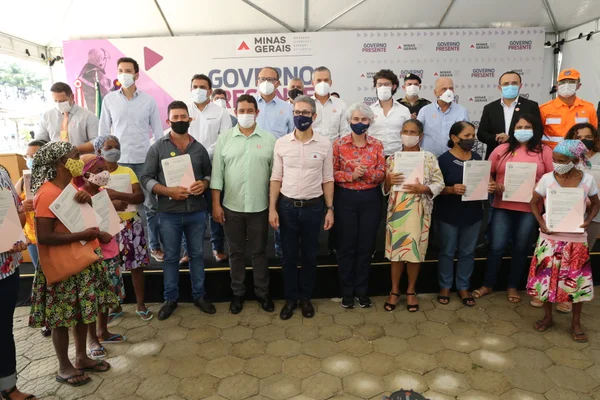 Governador entrega títulos de propriedade rural em Rio Pardo de Minas, no Norte do estado
