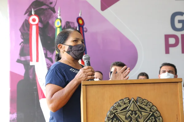 Governador entrega títulos de propriedade rural em Rio Pardo de Minas, no Norte do estado