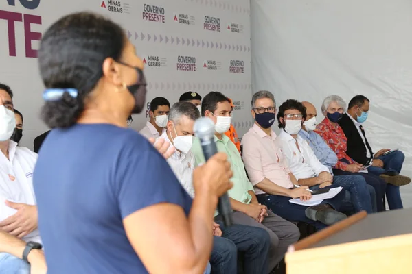 Governador entrega títulos de propriedade rural em Rio Pardo de Minas, no Norte do estado
