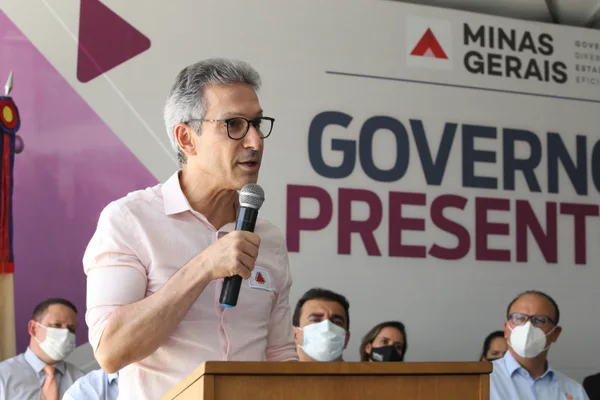 Governador entrega títulos de propriedade rural em Rio Pardo de Minas, no Norte do estado