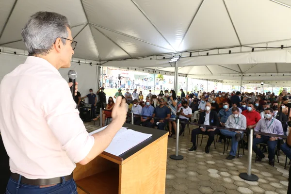Governador entrega títulos de propriedade rural em Rio Pardo de Minas, no Norte do estado