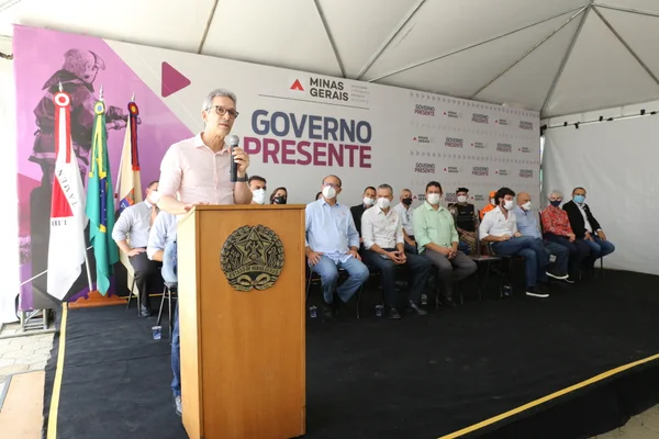 Governador entrega títulos de propriedade rural em Rio Pardo de Minas, no Norte do estado