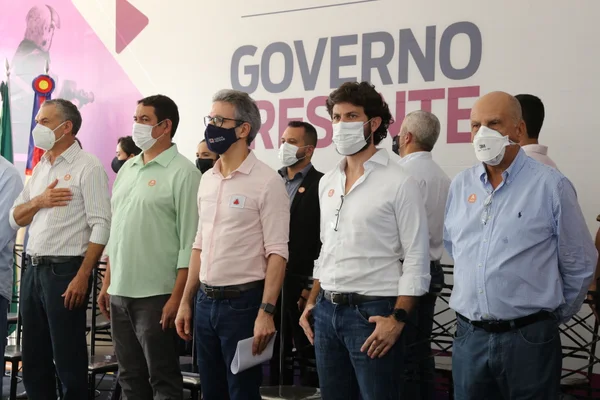 Governador entrega títulos de propriedade rural em Rio Pardo de Minas, no Norte do estado