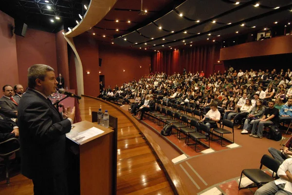 Vice-governador Antonio Anastasia durante palestra na Faculdade Milton Campos