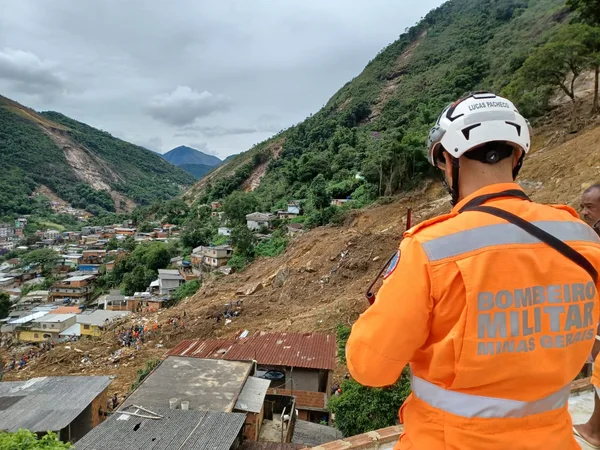 Bombeiros de Minas e cães da corporação ajudam a localizar três vítimas em Petrópolis