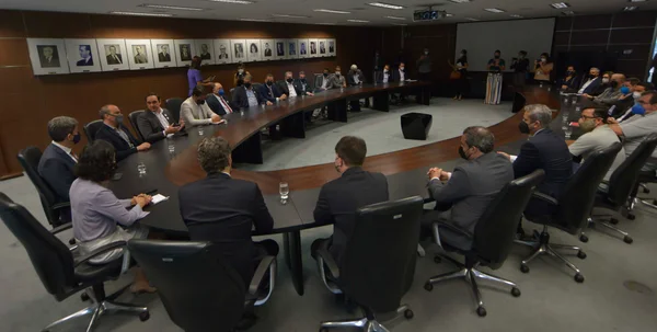 Governo de Minas e Ministério Público firmam Termo de Compromisso com mineradoras para garantir a descaracterização de barragens e dão coletiva